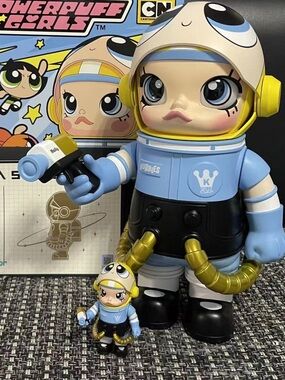 The Powerpuff Girls Mega Space Molly Bubbles 400% and a 100% - Sealed box.